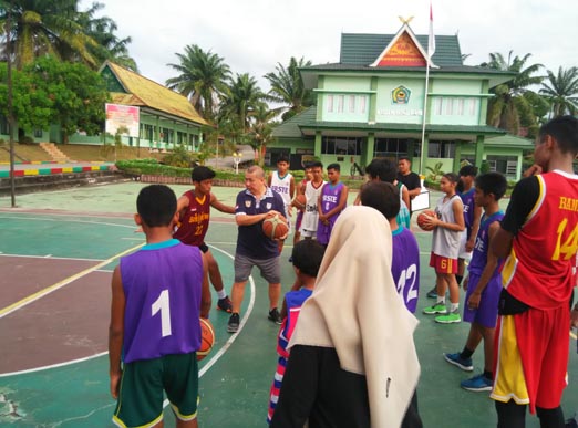 Atlit Basket Kampar Diberi Coathing Clinic Ketua PP Perbasi